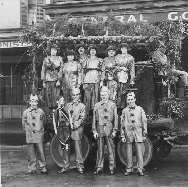 Members of a concert party group in Adelaide, c1922 [PRG 280/1/28/267]