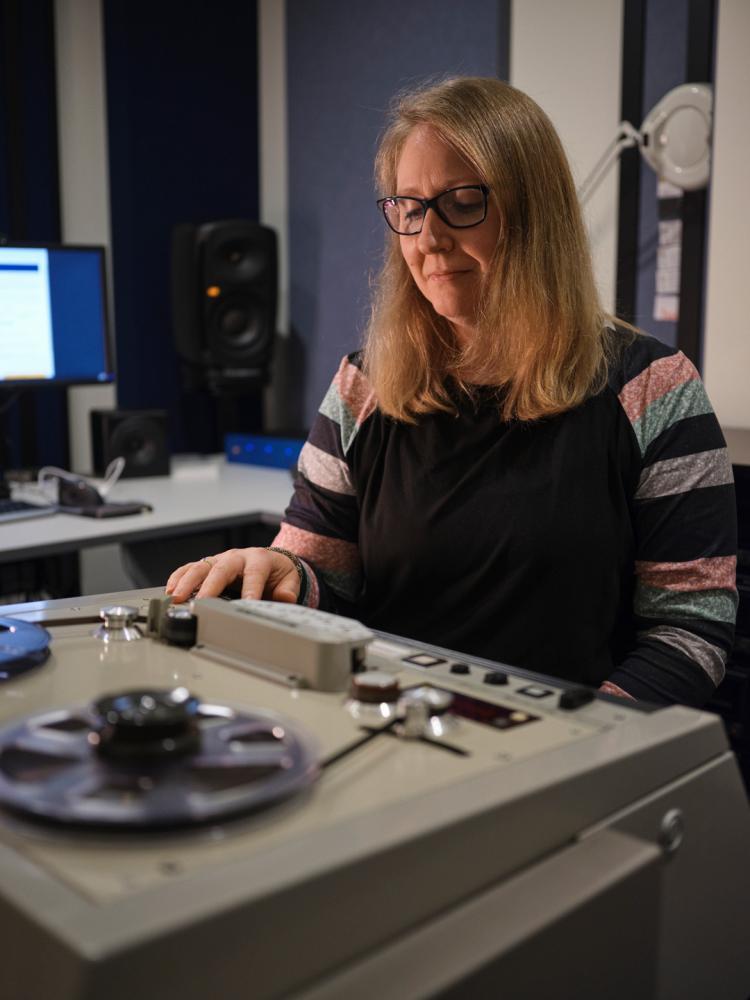Audio preservationist in the State Library's Audio Studio. SLSA: DSF0410